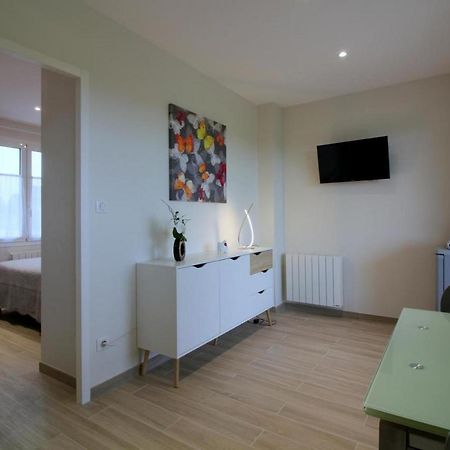 Les Raisins Du Bonheur Bed & Breakfast Puisseguin Bagian luar foto