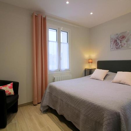 Les Raisins Du Bonheur Bed & Breakfast Puisseguin Bagian luar foto