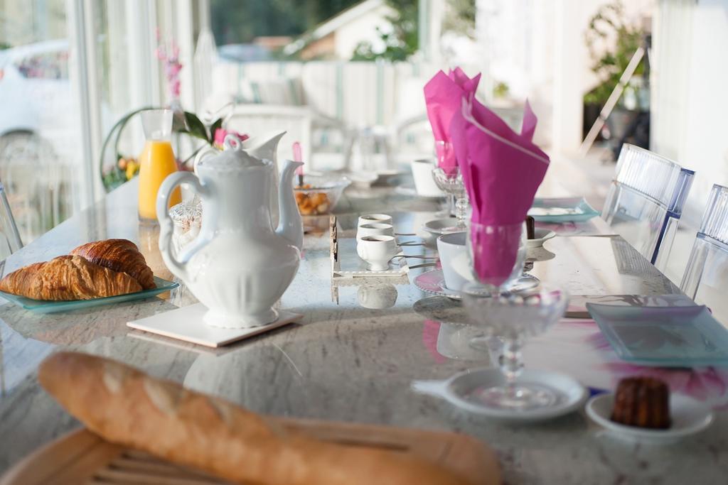 Les Raisins Du Bonheur Bed & Breakfast Puisseguin Ruang foto