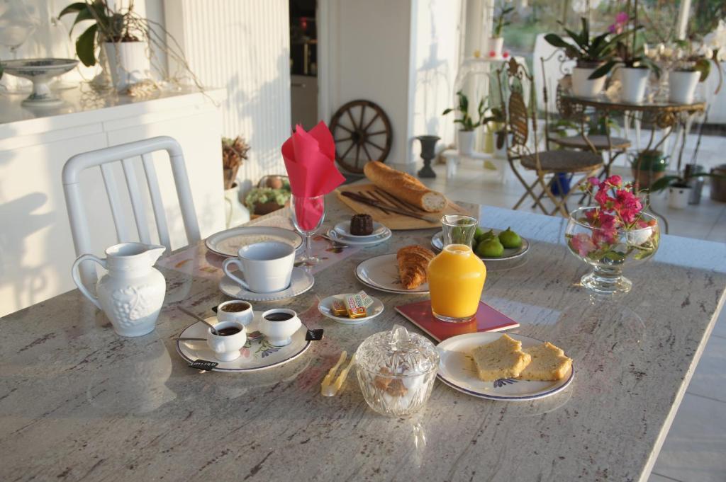 Les Raisins Du Bonheur Bed & Breakfast Puisseguin Bagian luar foto