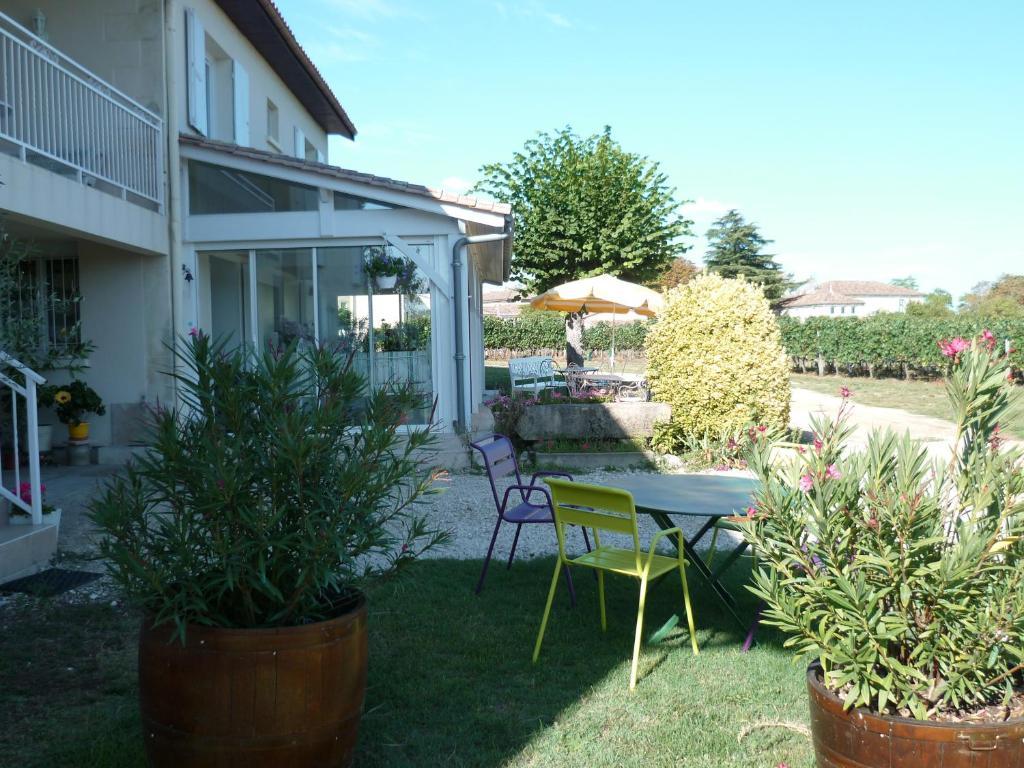 Les Raisins Du Bonheur Bed & Breakfast Puisseguin Bagian luar foto