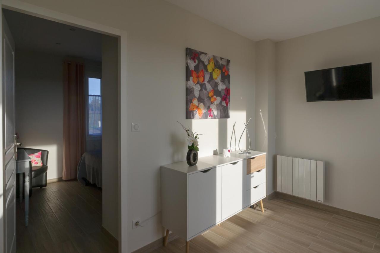 Les Raisins Du Bonheur Bed & Breakfast Puisseguin Bagian luar foto