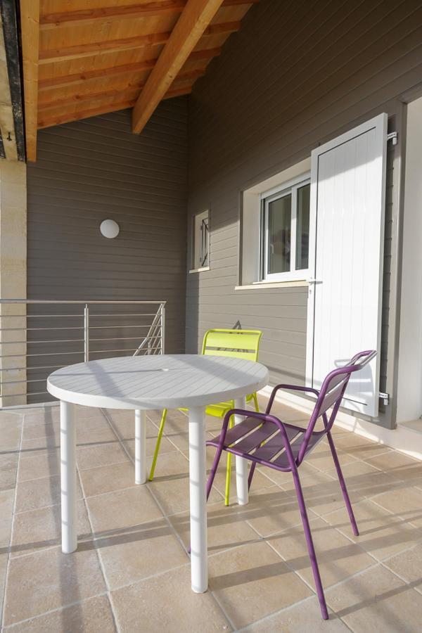 Les Raisins Du Bonheur Bed & Breakfast Puisseguin Bagian luar foto
