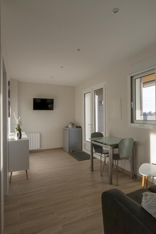 Les Raisins Du Bonheur Bed & Breakfast Puisseguin Bagian luar foto