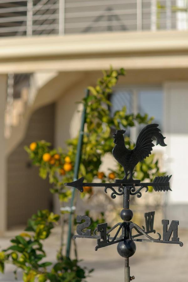 Les Raisins Du Bonheur Bed & Breakfast Puisseguin Bagian luar foto