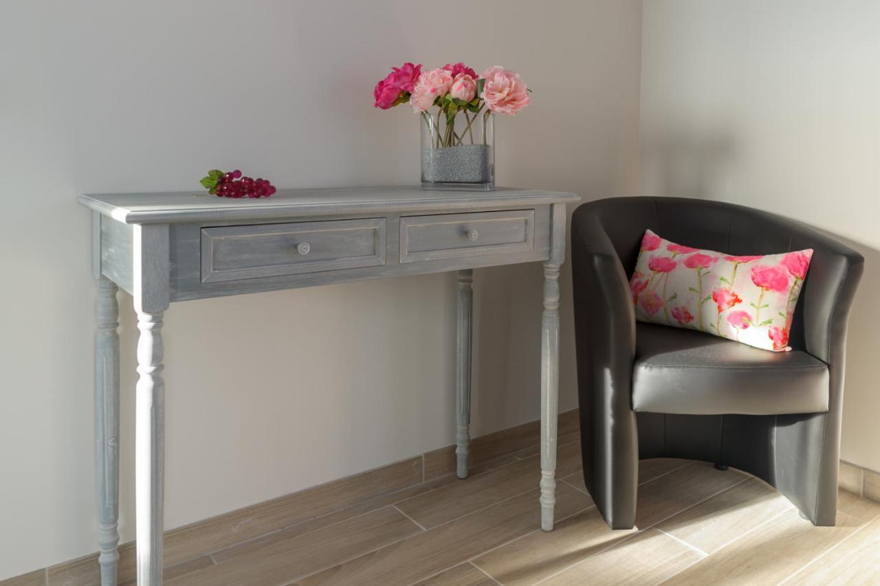 Les Raisins Du Bonheur Bed & Breakfast Puisseguin Bagian luar foto