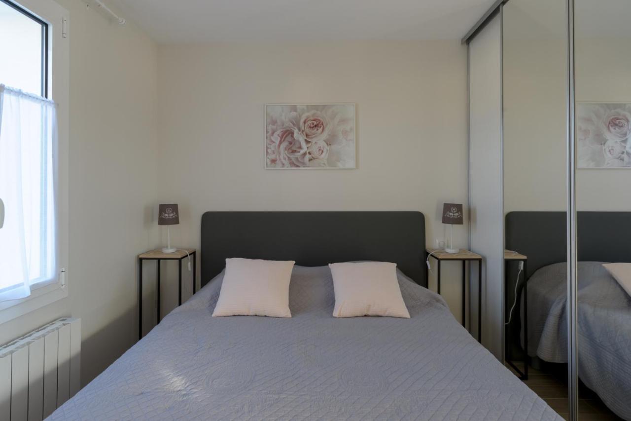 Les Raisins Du Bonheur Bed & Breakfast Puisseguin Bagian luar foto
