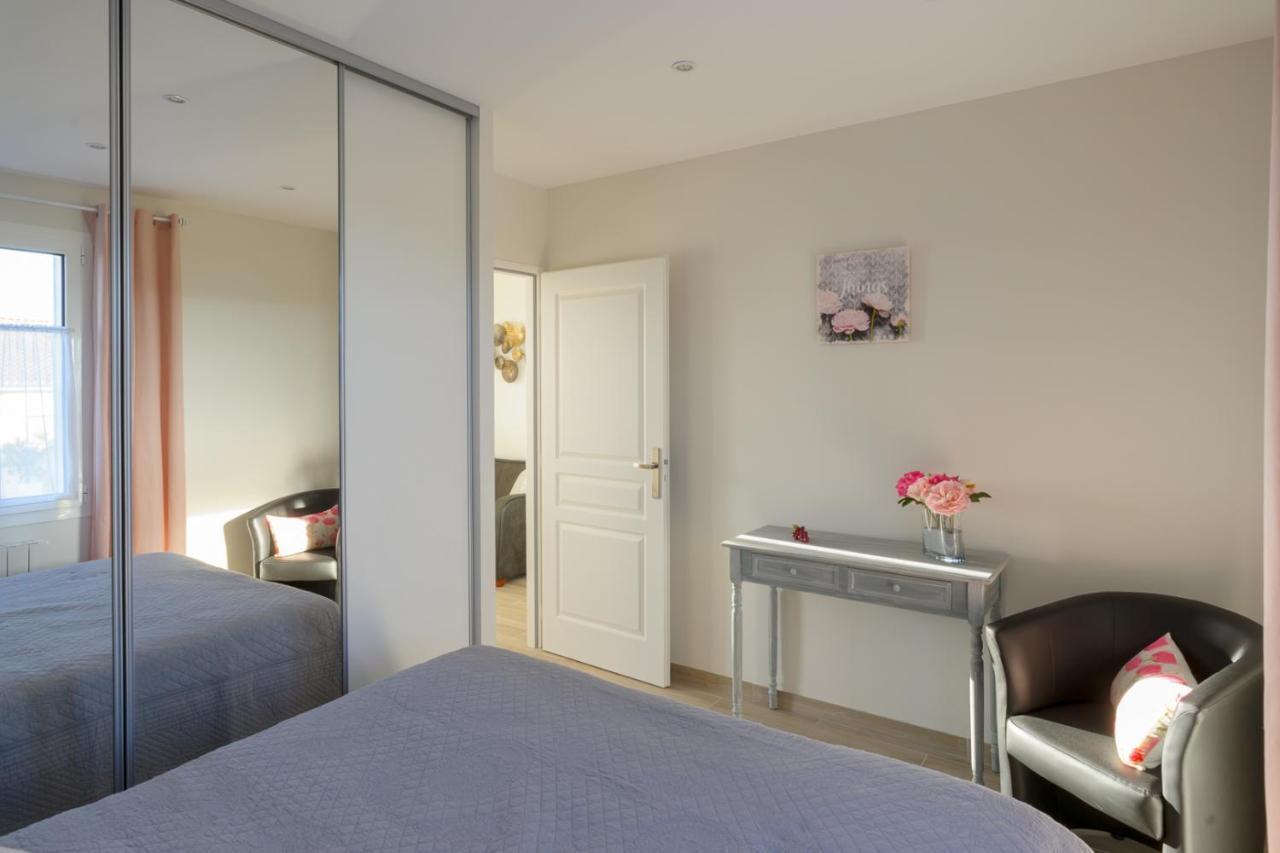 Les Raisins Du Bonheur Bed & Breakfast Puisseguin Bagian luar foto