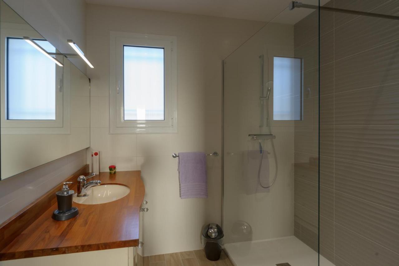 Les Raisins Du Bonheur Bed & Breakfast Puisseguin Bagian luar foto