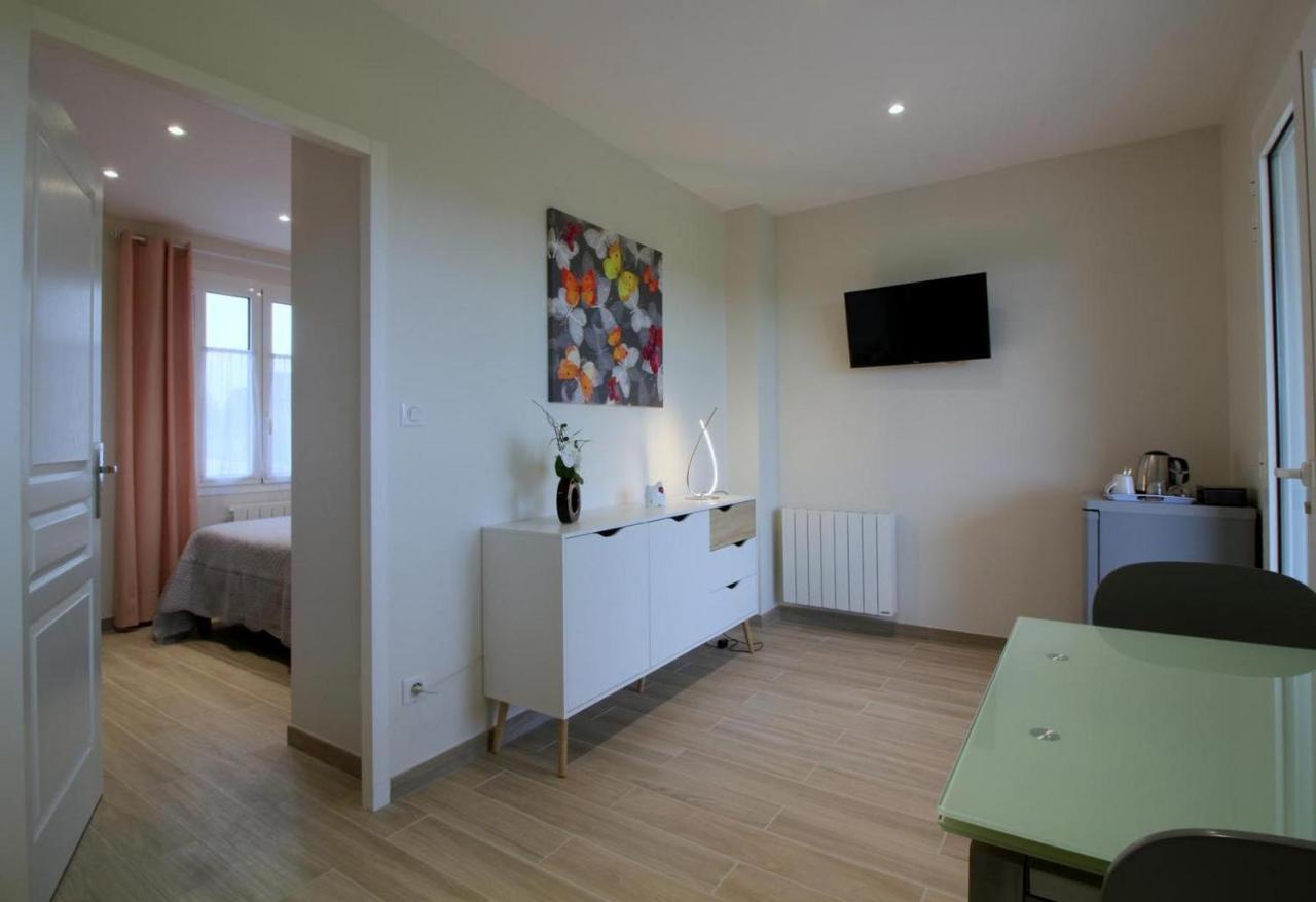 Les Raisins Du Bonheur Bed & Breakfast Puisseguin Bagian luar foto