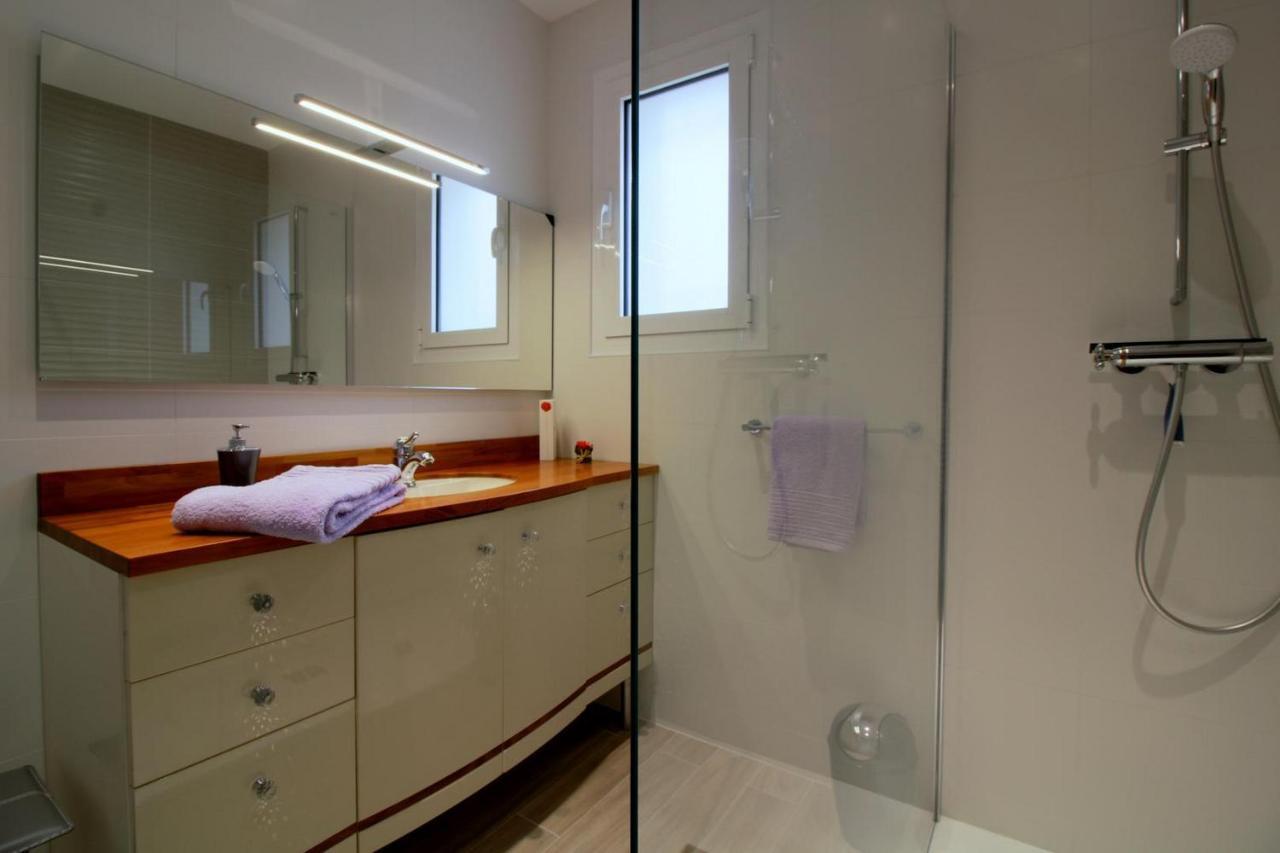 Les Raisins Du Bonheur Bed & Breakfast Puisseguin Bagian luar foto